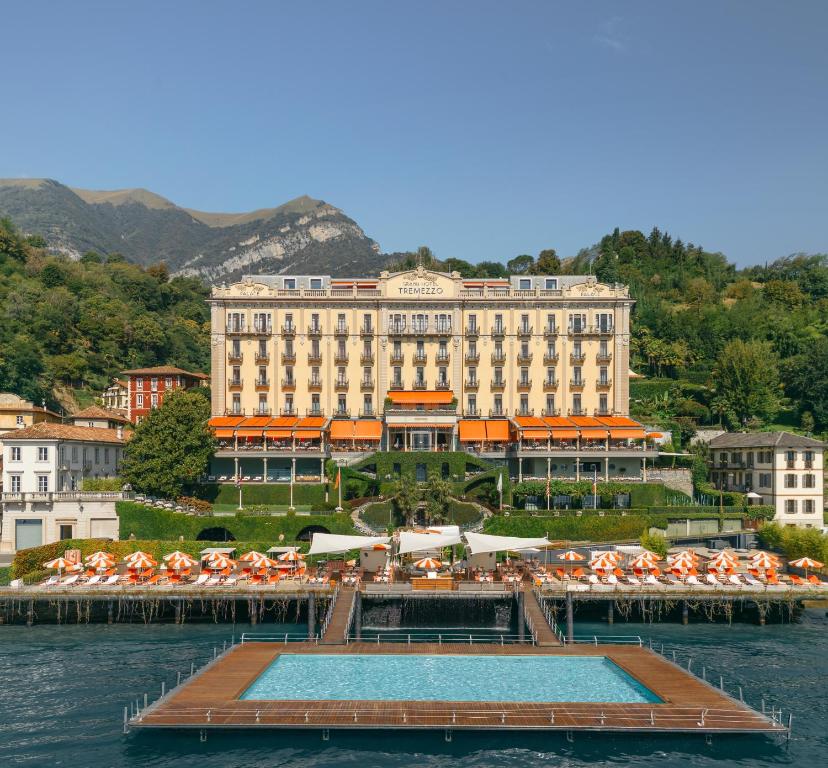 特雷梅佐特雷麦梭大酒店的一座带水中游泳池的大型建筑