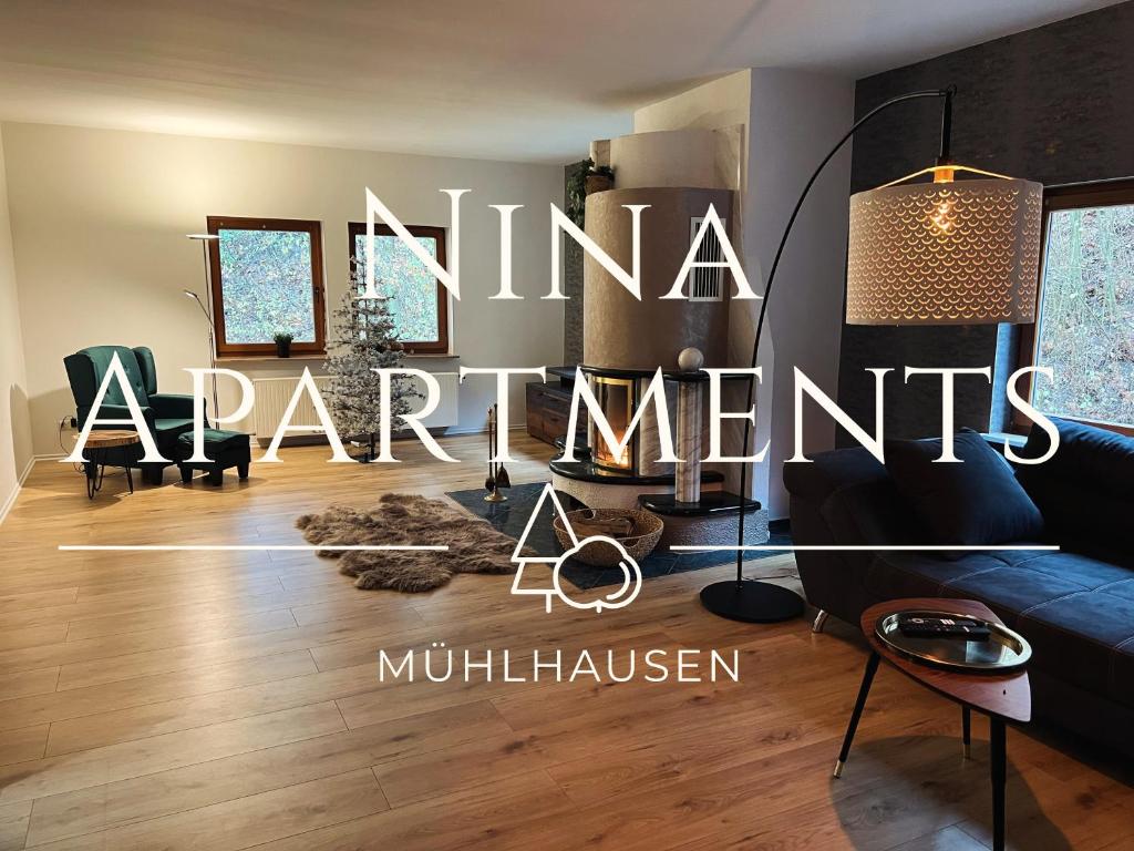 米尔豪森Nina Apartments的客厅配有读取nina公寓的标志