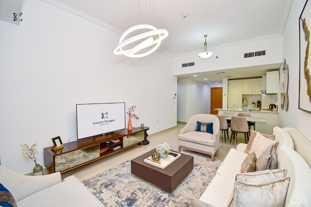 迪拜Sea-View 2Bedroom plus Sofa Bed - Near JBR Beach - HEI的客厅配有白色家具和电视