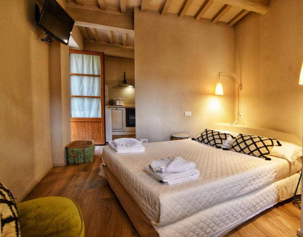 MugnanoCasa Eufemia Cozy Apartments的一间卧室配有一张大床和毛巾