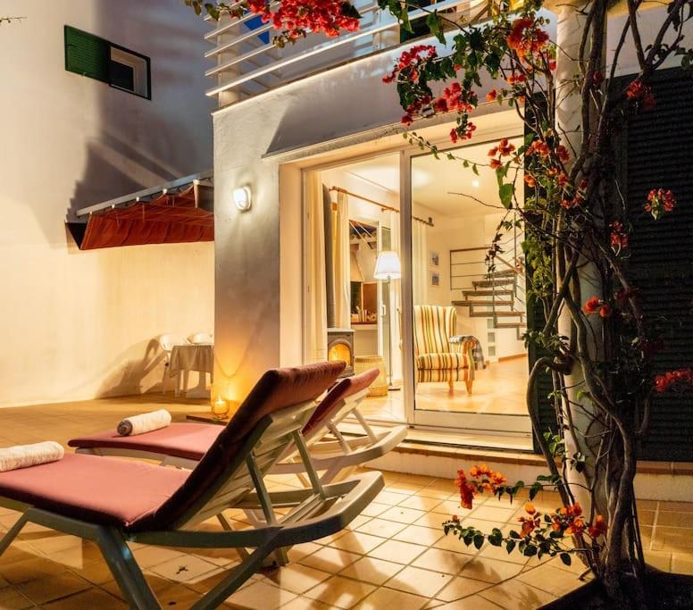萨卡莱塔Villa Blanc的一间带椅子的客厅和一个庭院