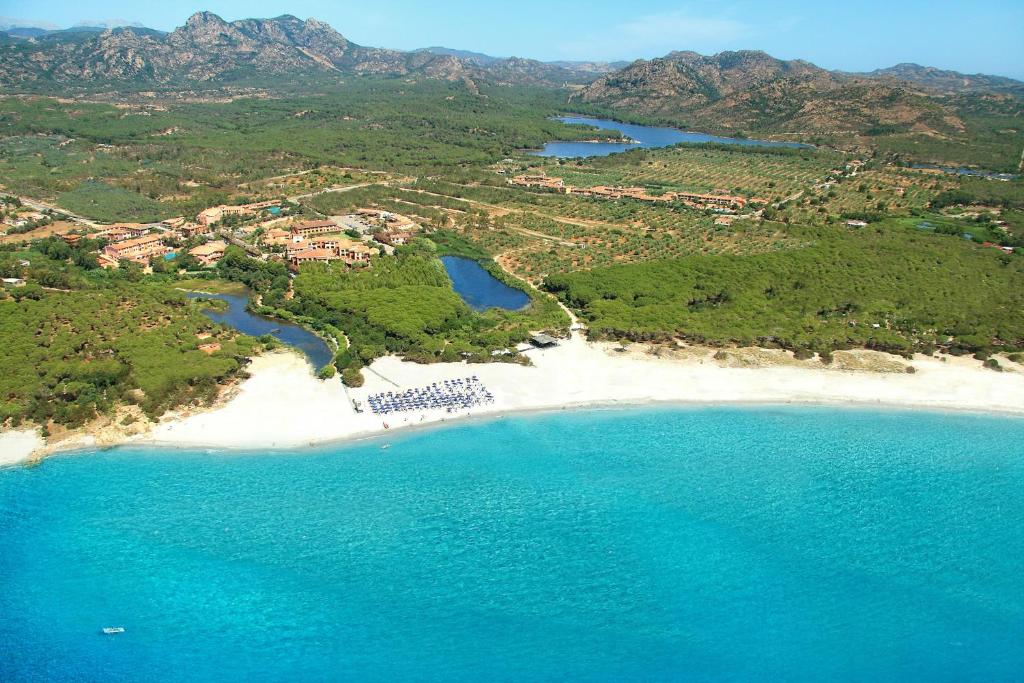 奥罗塞伊Villaggio Cala Ginepro Resort & SPA的享有蓝色海水海滩的空中景致