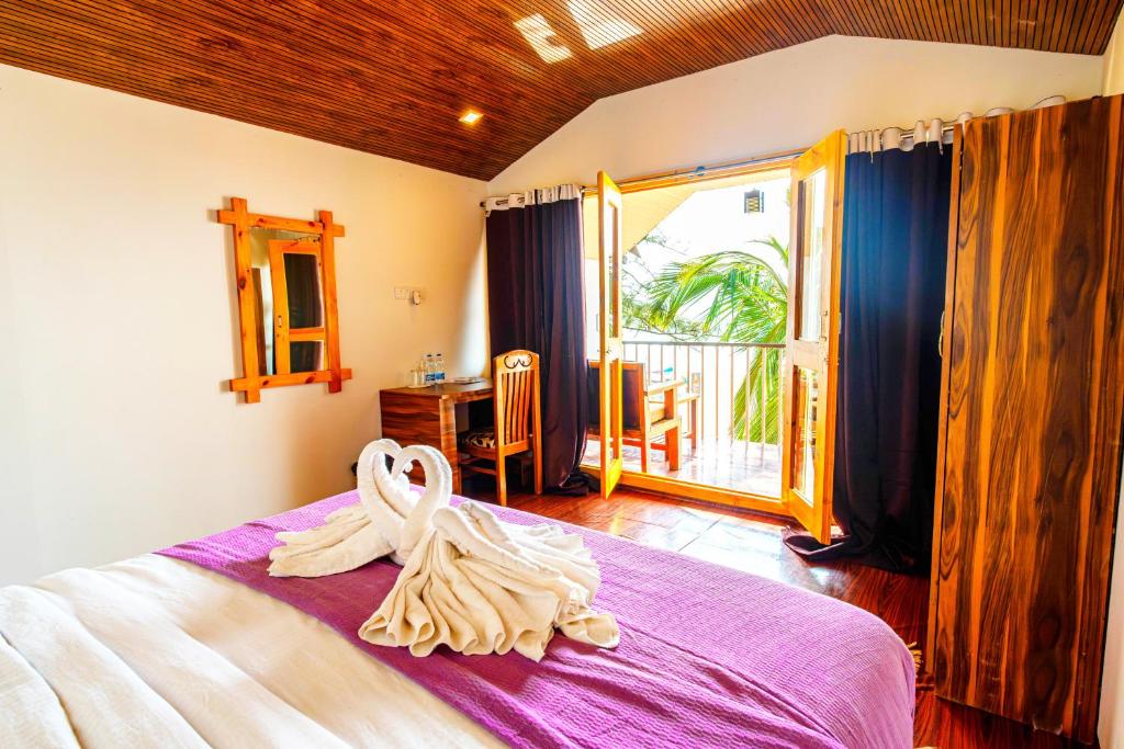 阿贡达Agonda Serenity Resort的一间卧室配有一张床,床上有毛巾