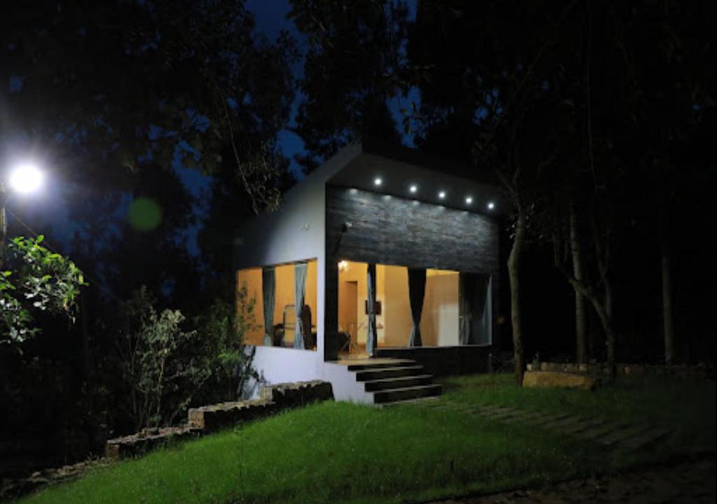 埃尔加德Blue Valley Estate-12 Acre Forest-Silver Oak-Villa的夜晚有灯的小房子