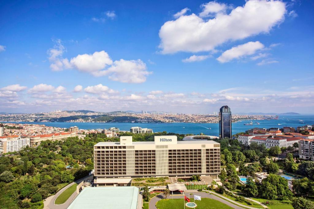 伊斯坦布尔希尔顿伊斯坦布尔博斯普鲁斯酒店的城市大建筑的空中景观