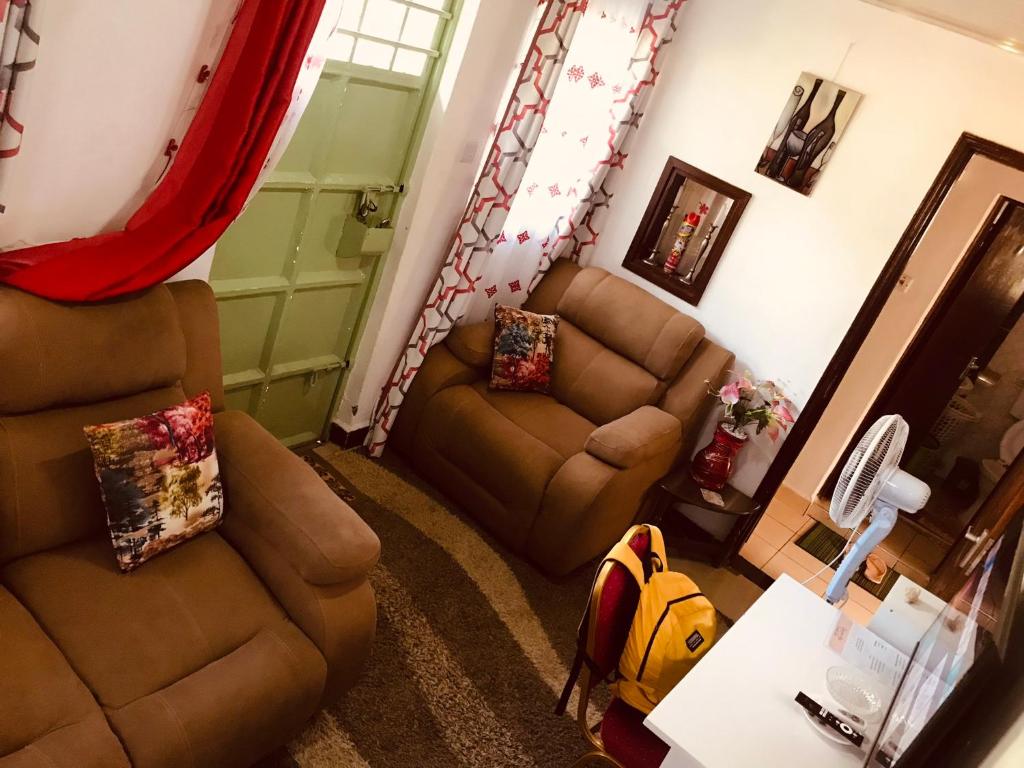 基苏木Stone Island的客厅配有两把椅子和一张沙发