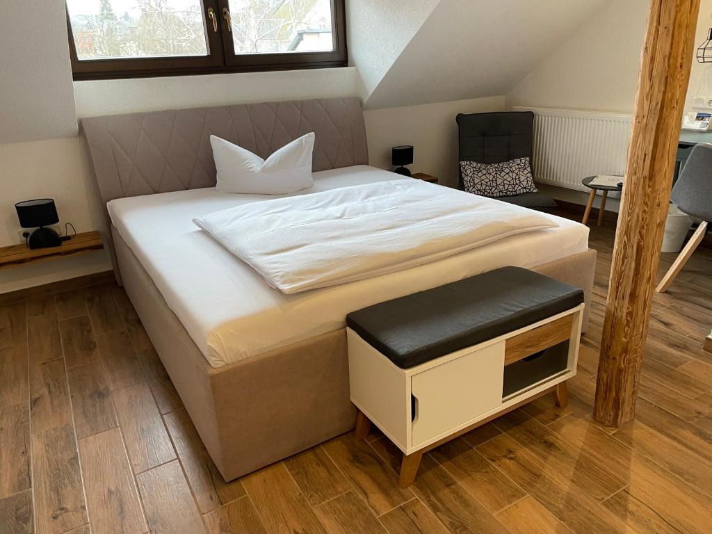 开姆尼茨埃文纽达斯旅舍的一间卧室设有一张大床,配有电视