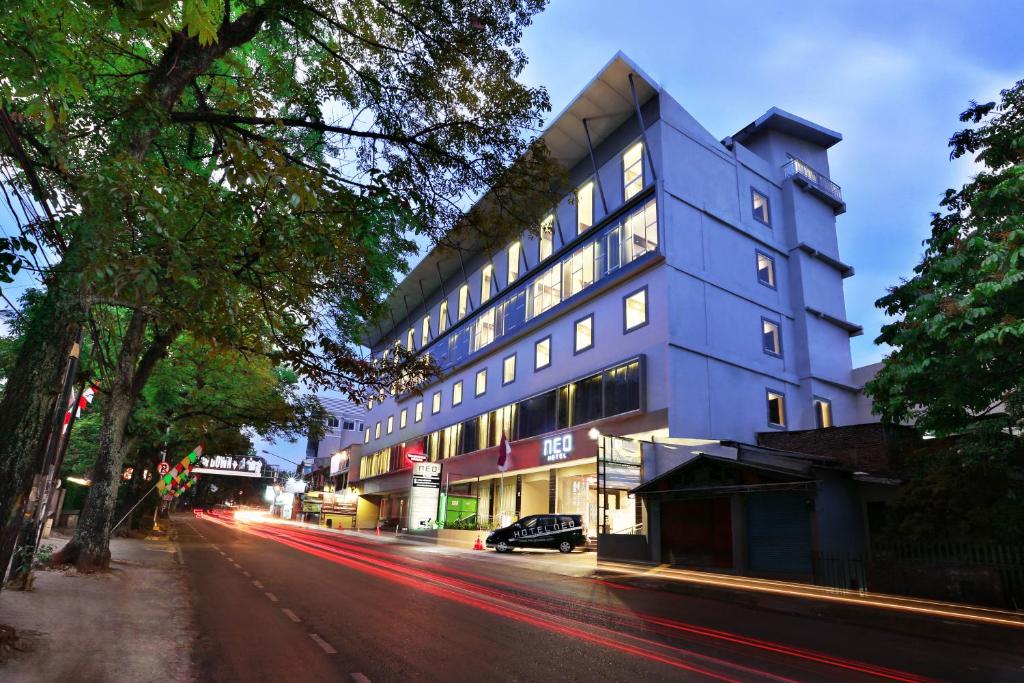 万隆Neo Dipatiukur Bandung by ASTON的街道边的蓝色建筑