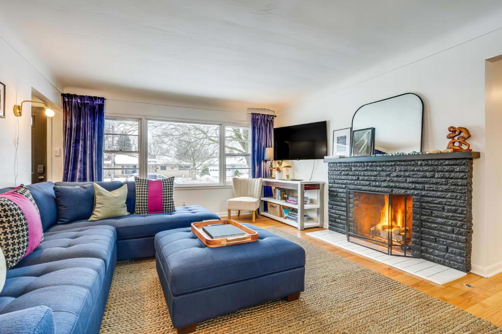 卡拉马祖Wicks Home - Desirable Neighborhood Near Downtown home的客厅设有蓝色的沙发和壁炉