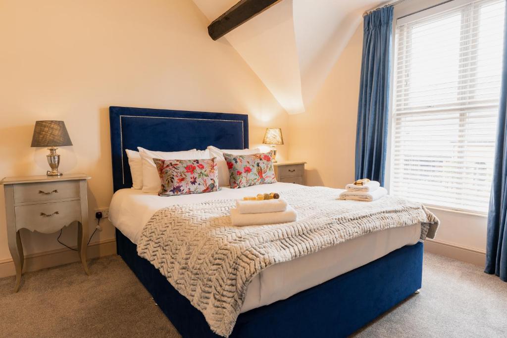 塔文Newly renovated 3 bed Tarvin home -sleeps up to 11的一间卧室配有蓝色的床和毛巾