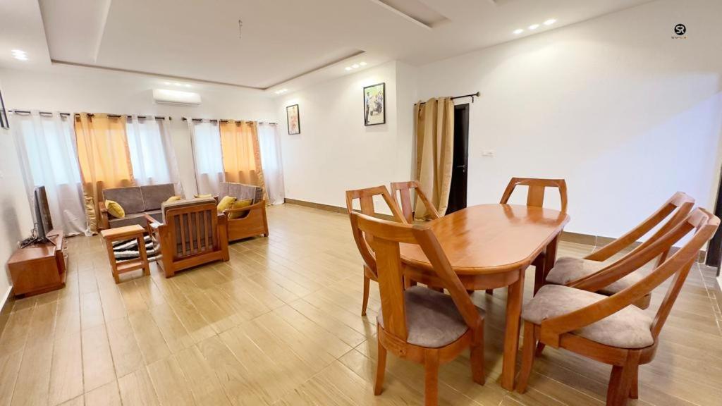 科托努GM IMMO SARL的客厅配有桌椅和沙发