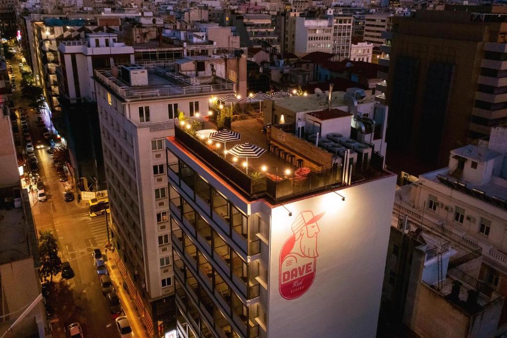 雅典Dave Red Athens, a member of Brown Hotels的建筑的顶部景色,上面有焦炭标志