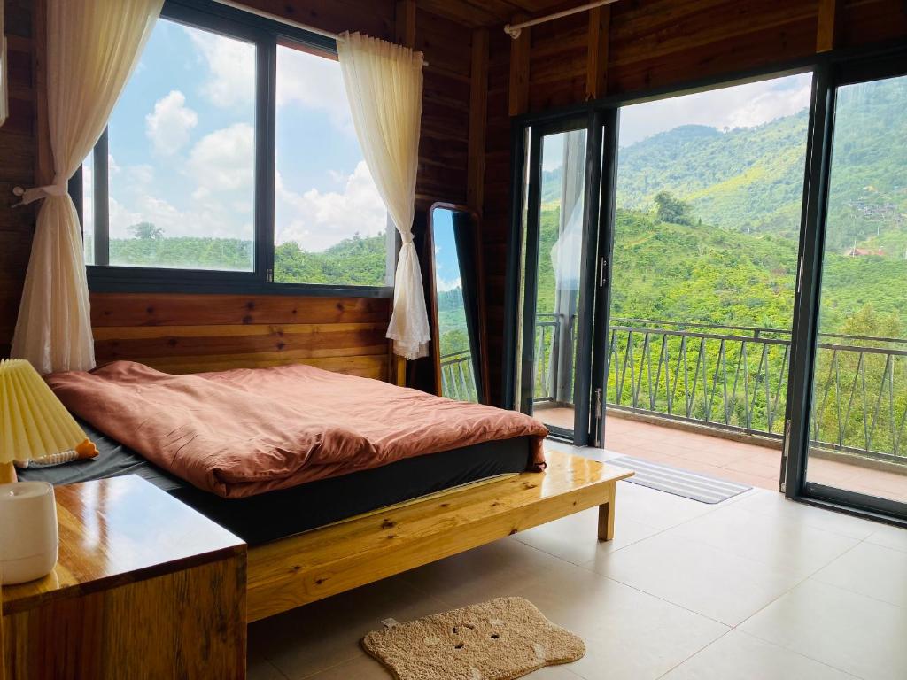 保禄Lam Nguyên Farm Stay的山景卧室 - 带1张床