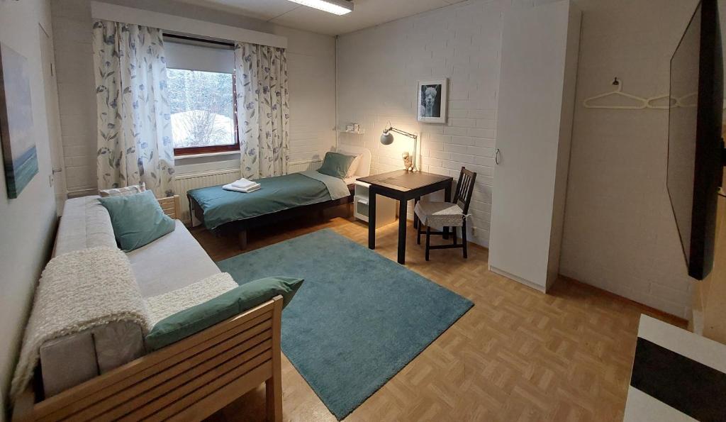 波尔沃Wera的客房设有两张床、一张桌子和一张书桌。