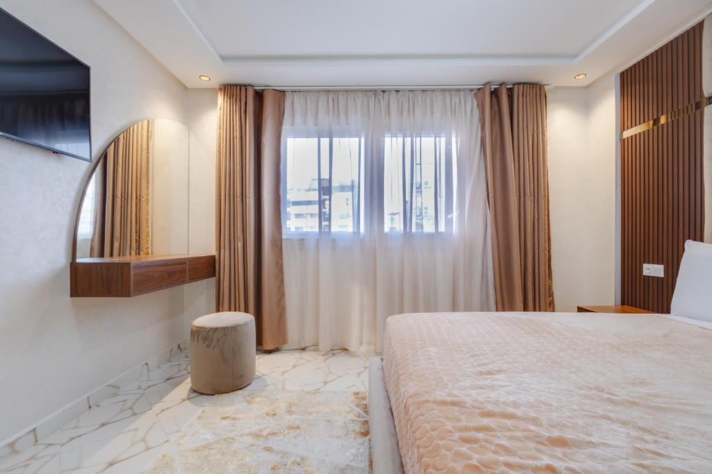 丹吉尔IMMOKA的一间卧室设有一张大床和一个窗户。