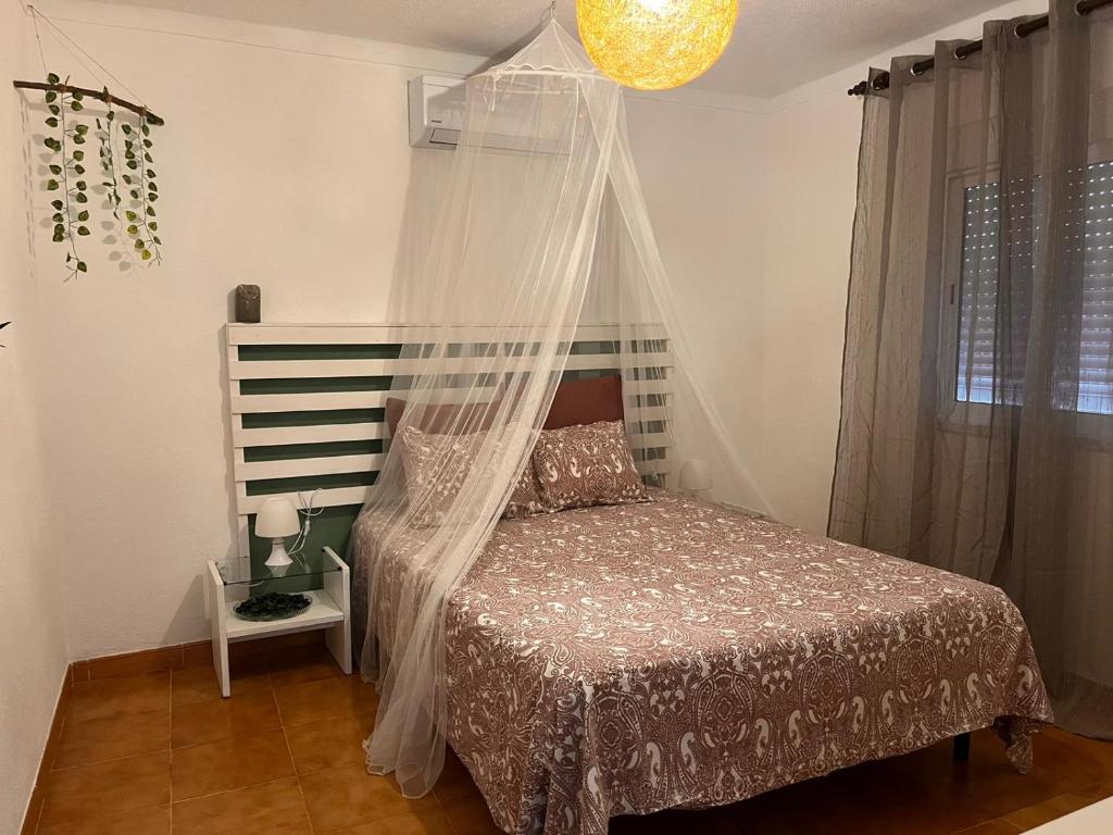Refúgio dos Mauzinhos的一间卧室配有一张带蚊帐的床