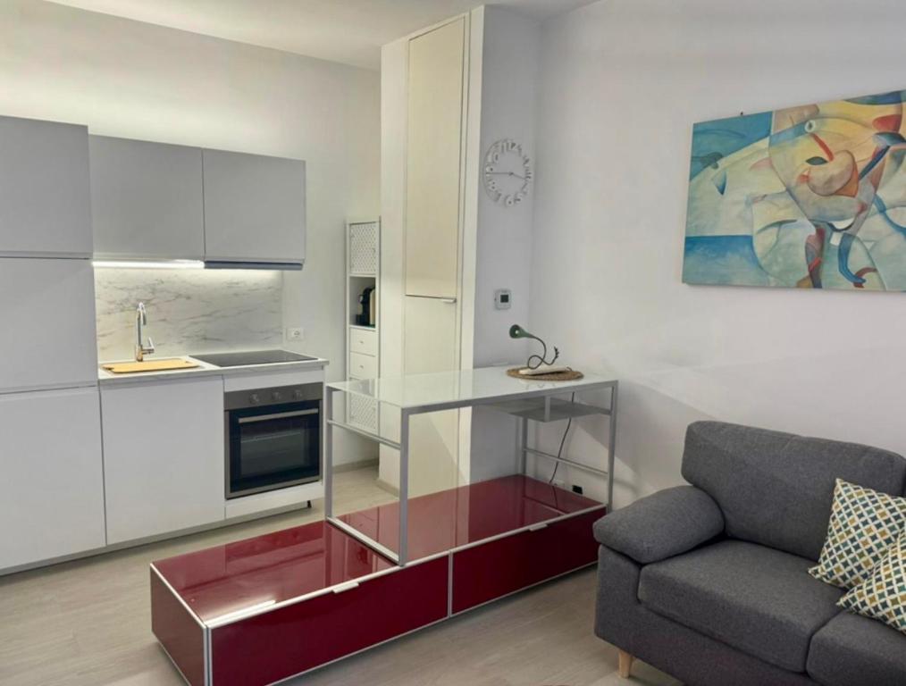 安科纳Civico 45的带沙发的客厅和厨房
