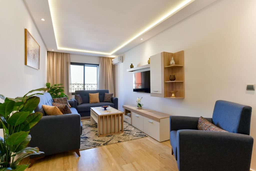 拉巴特Appartement Charmant & Cozy - Centre ville de Rabat的客厅配有两张沙发和一张桌子