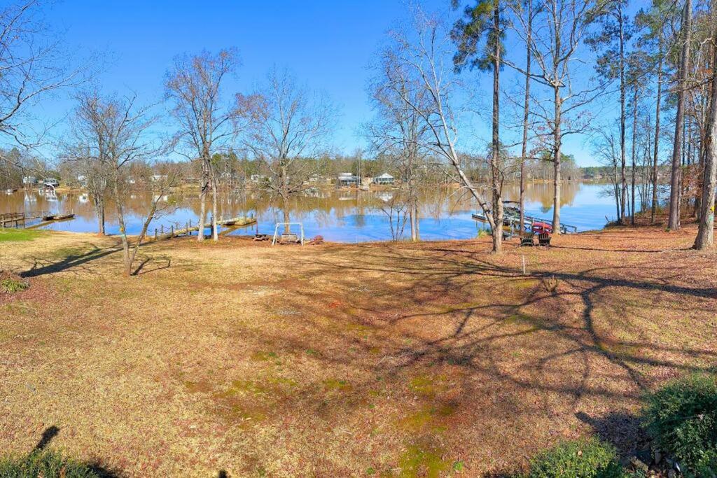 Lake Murray ShoresSaluda Lake Escape的树木和田野的水域景观