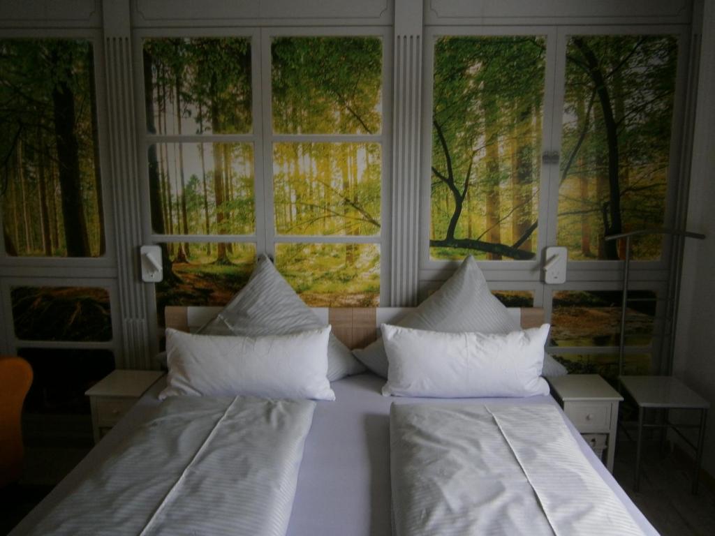 Plaue清晨飞鸟公寓的一间卧室设有两张床和两个窗户。