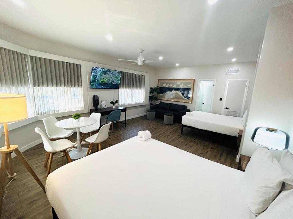 迈阿密海滩Greenview Hotel By Lowkl的一间卧室配有一张床,客厅配有桌子