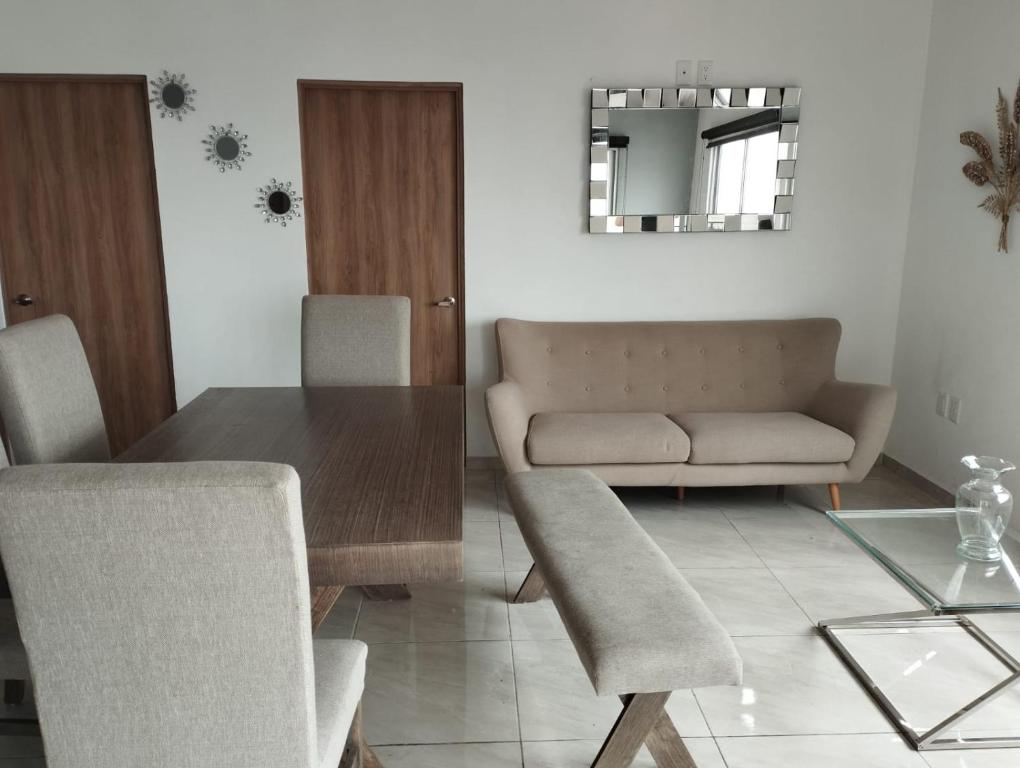 TeziutlánFabuloso Departamento en Teziutlán, Puebla的客厅配有桌子和沙发