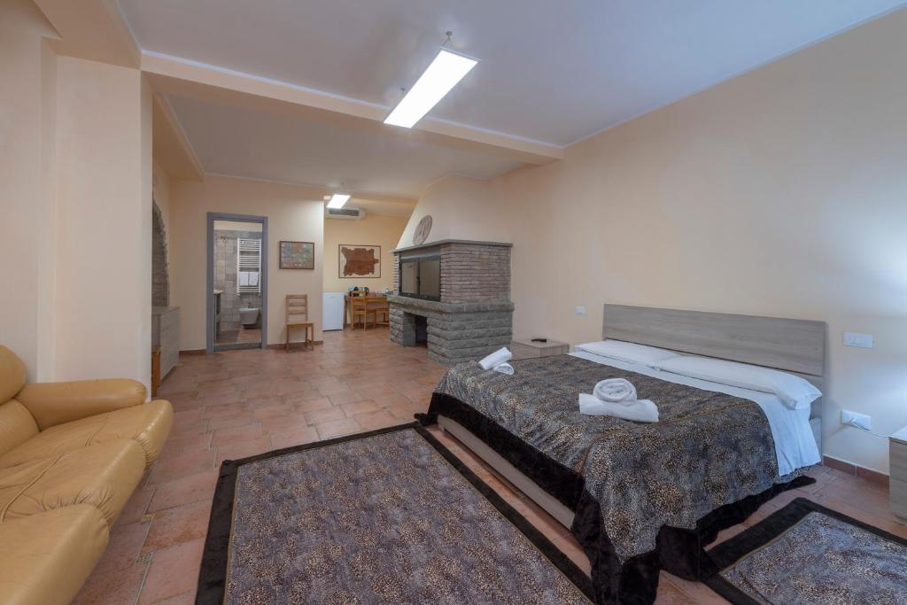 博尔塞纳AIR B&B PLEASANT MOMENTS的一间大卧室,配有一张床和一张沙发