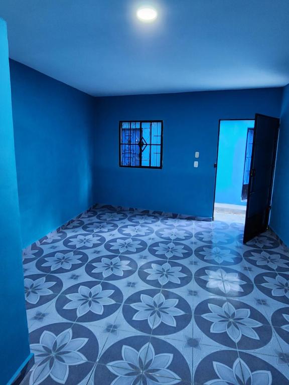 Hadassah的蓝色的客房设有一张床和蓝色的天花板
