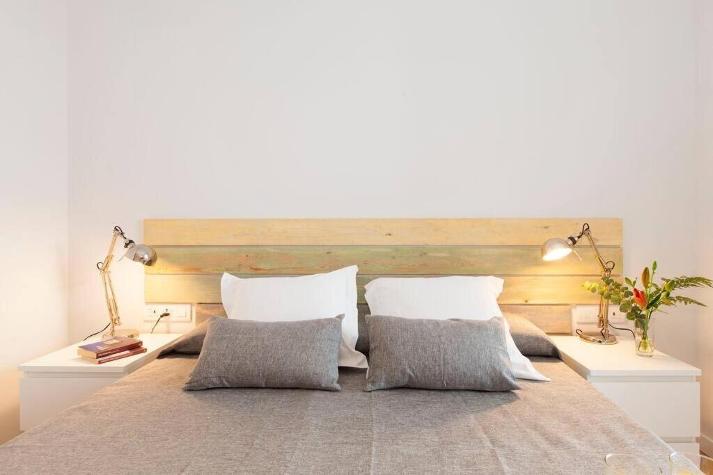 巴塞罗那Perfectly located 4-bed 4-bath apartment in Barcelona 2-1的一间卧室配有一张大床和两个枕头