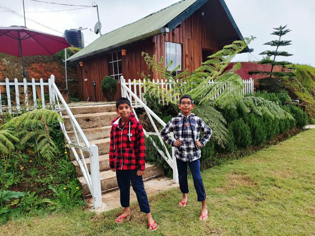 AmbawelaCharley's Heaven Ambewela的两个男孩站在房子前面