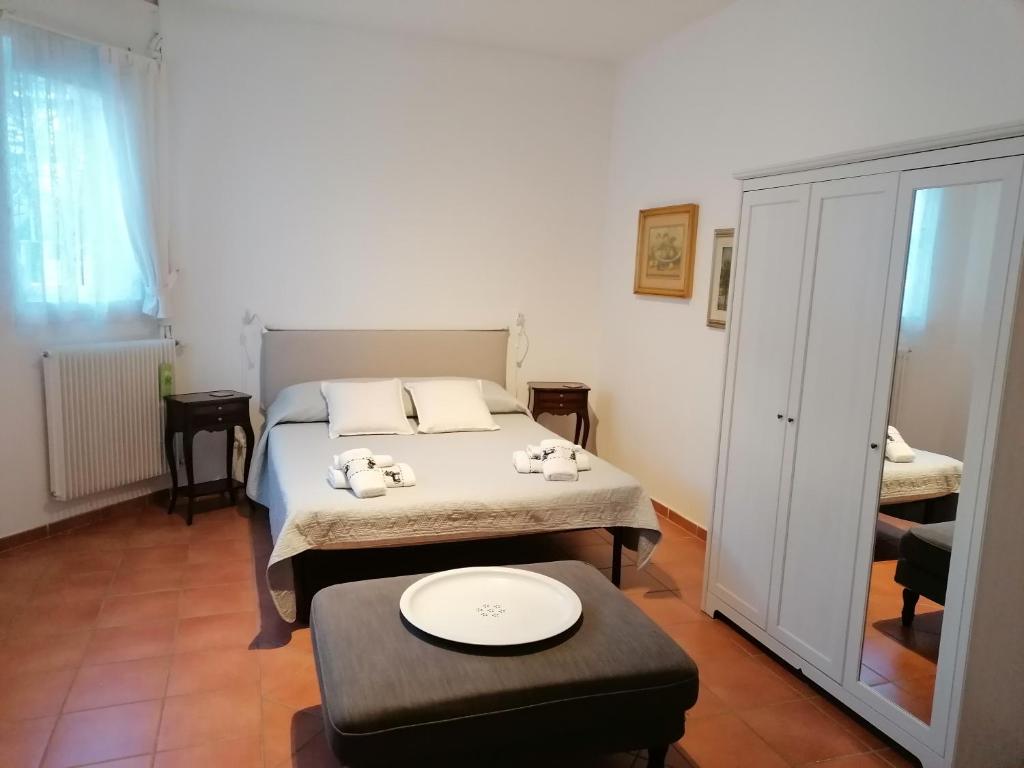 PomaroloGrazioso appartamento tra cultura, lago e montagna的一间卧室配有一张床、一张桌子和毛巾