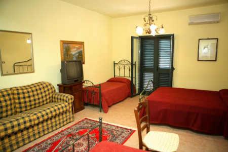 圣乔瓦尼镇B&B Villa el Tango的带沙发、床和电视的客厅