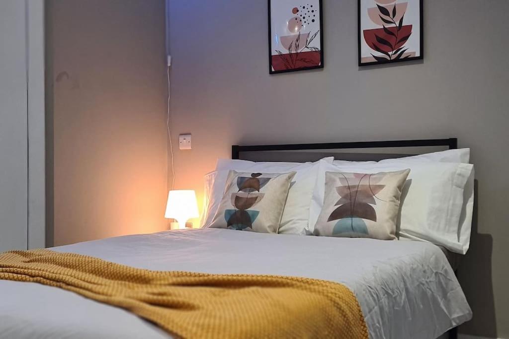 伯恩利Stylish & modern studio in Burnley的一间卧室配有带白色床单和枕头的床。