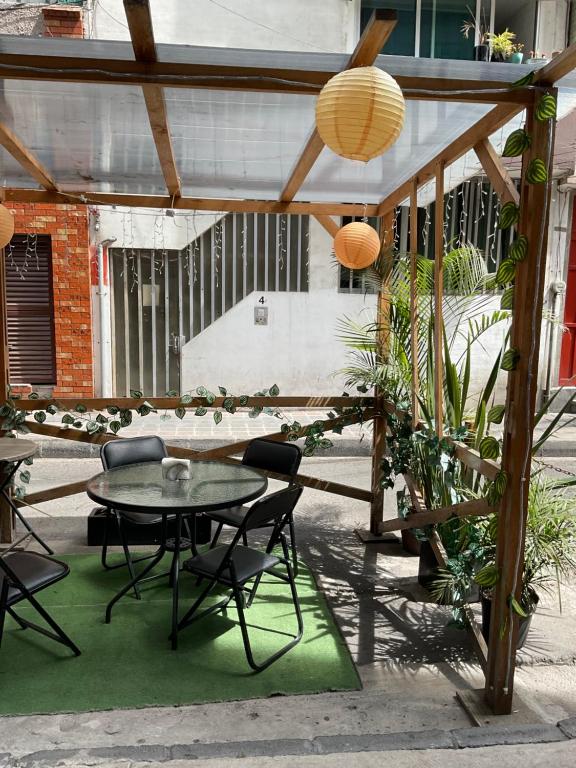 墨西哥城Hostal Boutique de Venecia的庭院里设有桌椅。