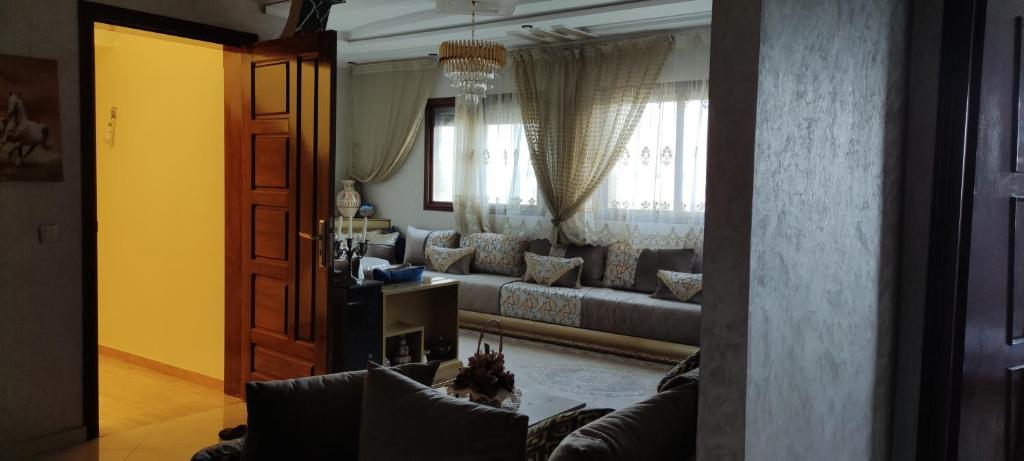 Aïn el Apudaرياض النخيل的带沙发和窗户的客厅