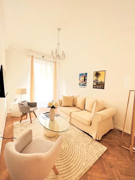 尼斯Cœur d&#39;Azur Appartement的带沙发和桌子的客厅