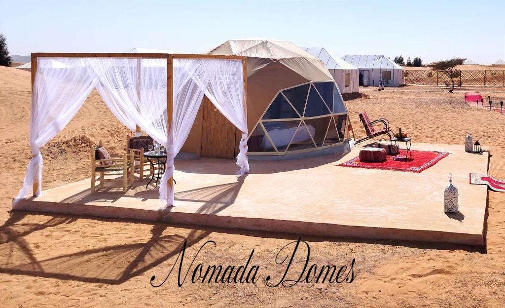 梅尔祖卡Nomada Domes的沙漠中的一个帐篷