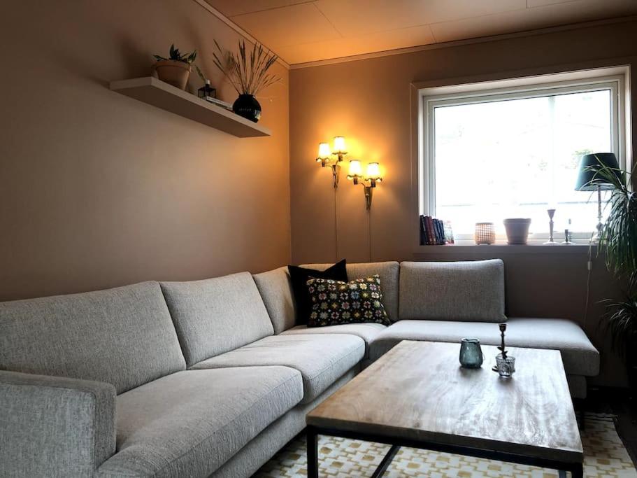 VigraIsland life! 2,5 bedroom house.的带沙发和咖啡桌的客厅