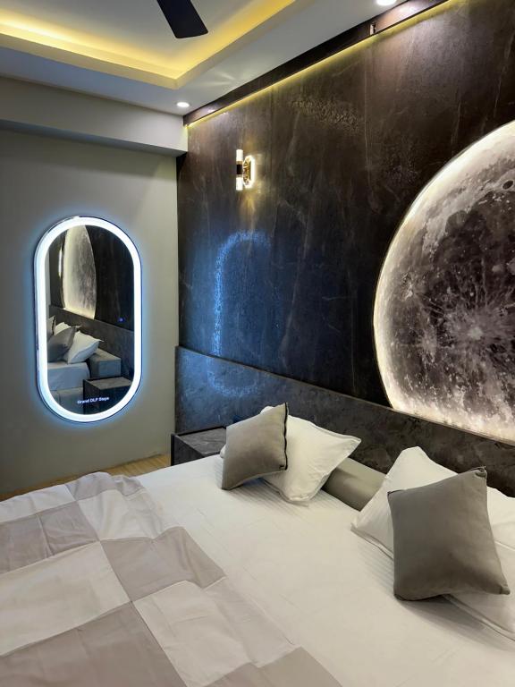 勒克瑙Grand DLF Stays的一间卧室设有一张大床和一个圆形窗户。