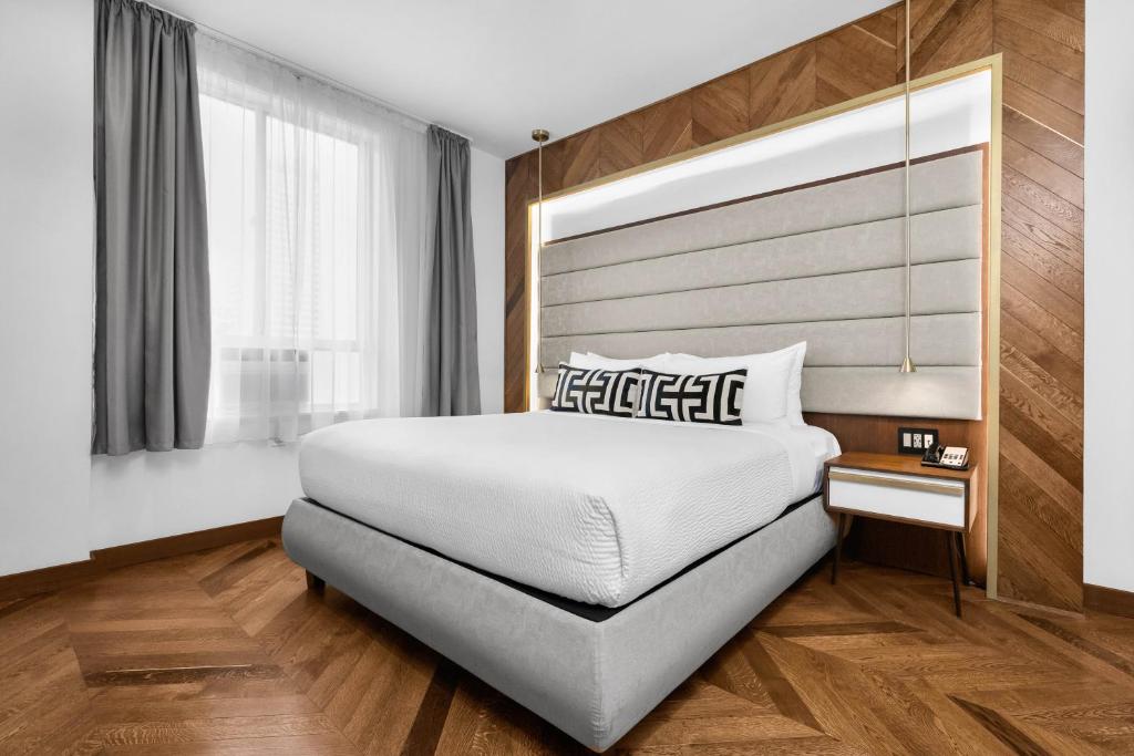 旧金山32万恩酒店的卧室设有一张白色大床和一扇窗户。