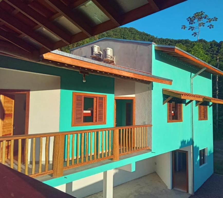 卡拉瓜塔图巴Pousada São Pedro的带阳台的房屋模型