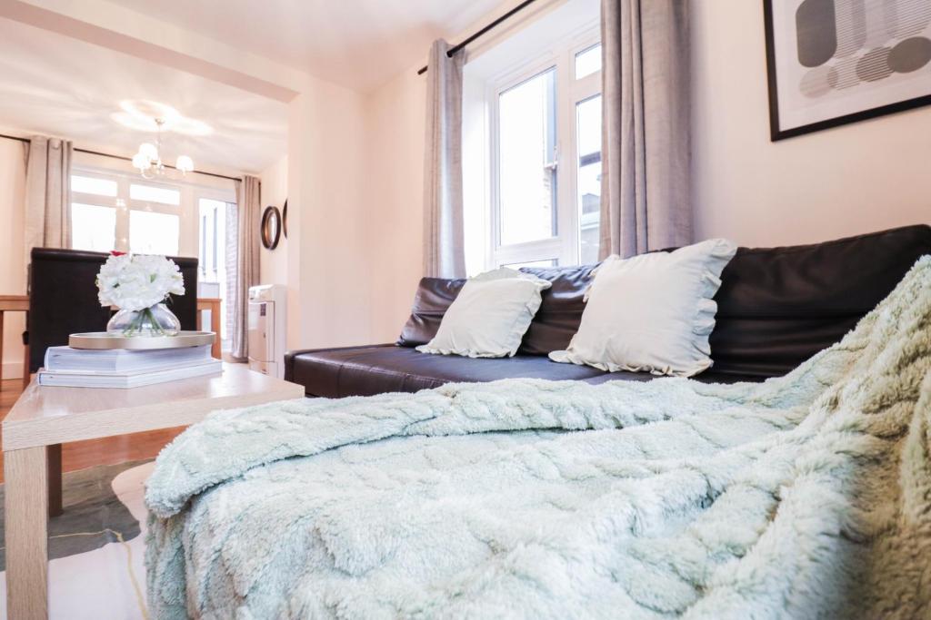 伦敦Fantastic 2 Bed London Apartment的一间卧室配有一张床和一张沙发