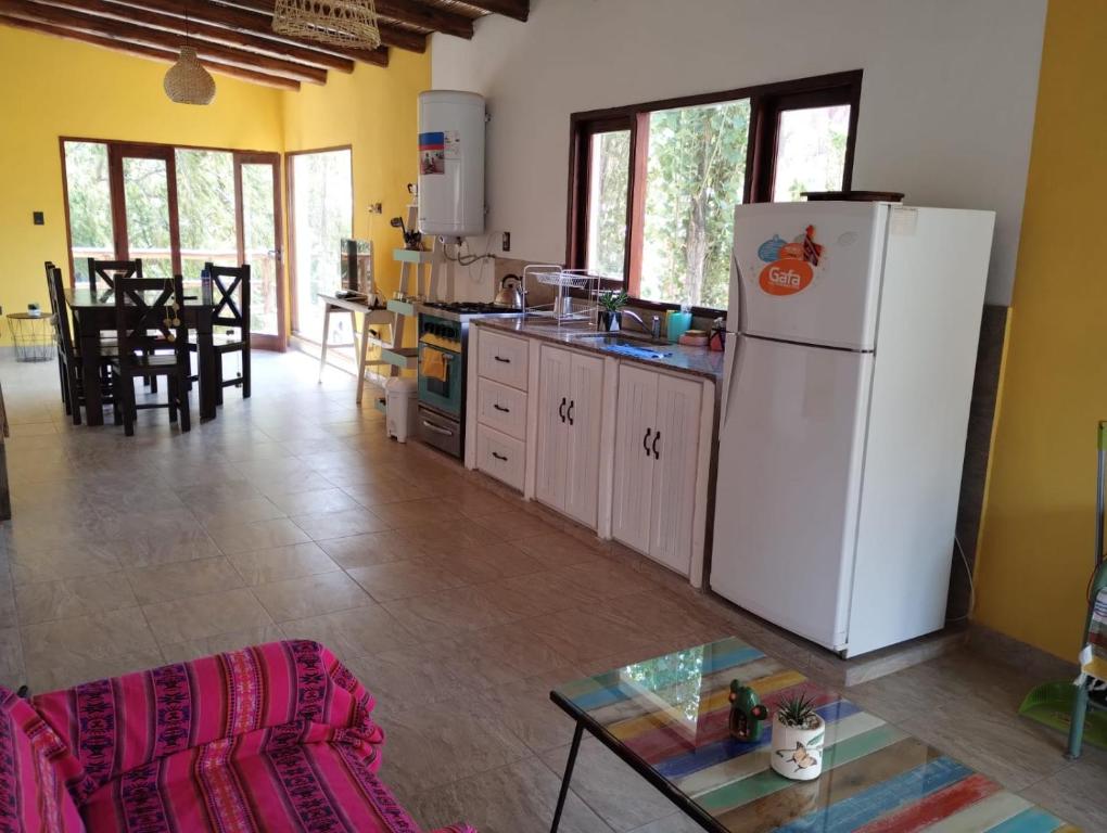 普尔马马尔卡Luna Jatun的厨房配有白色冰箱和桌子