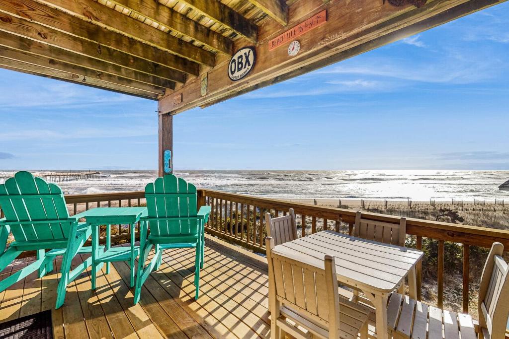 埃文Tressa Terrace的海滩上带桌椅的甲板