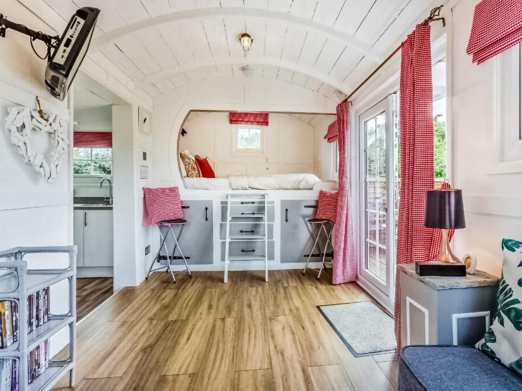 考布里奇Gwyneths Haven - Uk46404的一间小房子,设有厨房和一间卧室