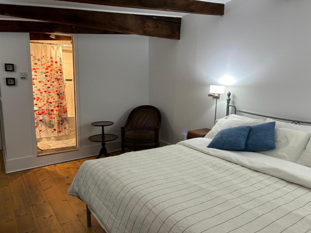 蒙特利尔镇中心阿德雷斯酒店的卧室配有床、椅子和窗户。