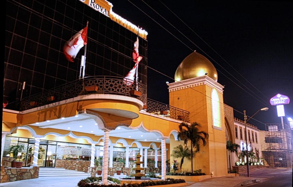 坦皮科皇冠嘉逸坦皮科酒店的一座有清真寺的建筑,前面有旗帜