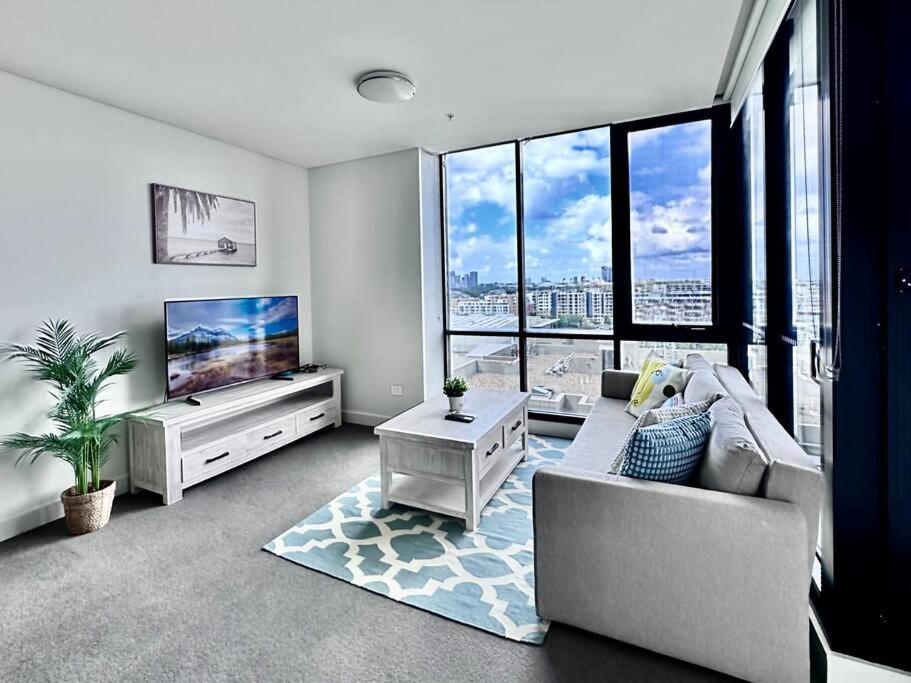 悉尼Aircabin - Wentworth Point - Sydney - 1 Bed Apt的带沙发和平面电视的客厅