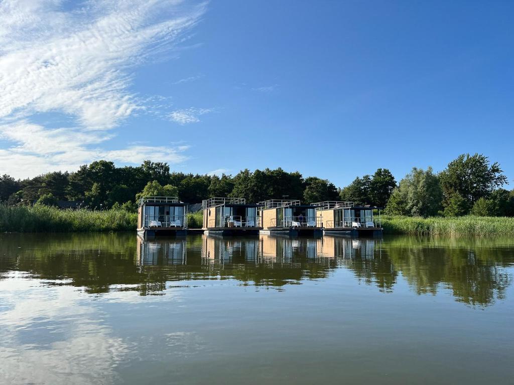 瓦济A comfortable house on the water for 6 people的一群坐在水中的船