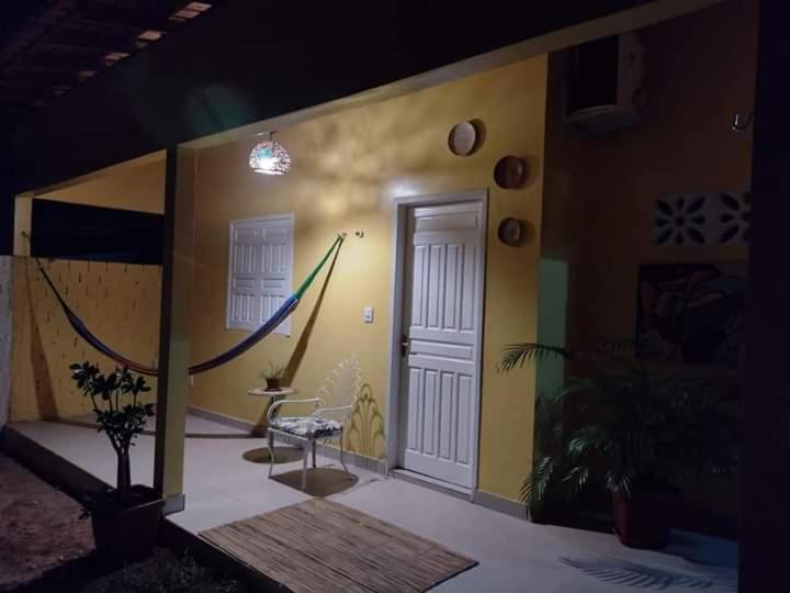索雷Recanto Dourado的一间设有门廊和椅子的房间